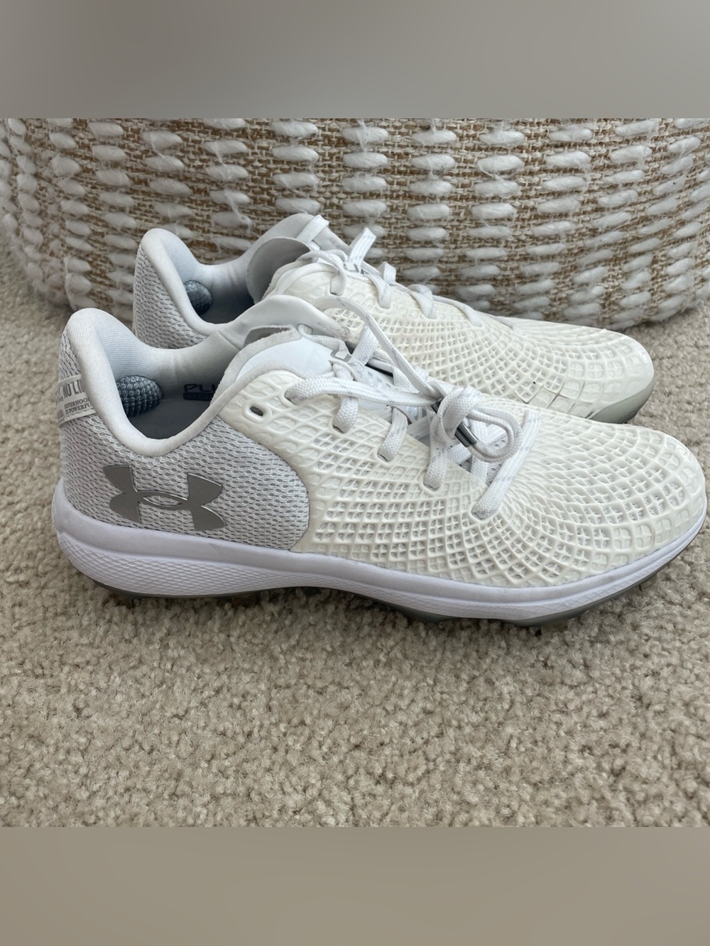 Under Armour Softball Cleats Womens Sz 8 Glyde 2.0 MT White/Silver 3026601-100